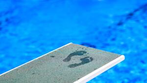 Fussabdrücke eines Badegastes auf einem Sprungbrett