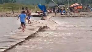 Reissende Fluten: Fluss zerstört Brücke zwischen Dörfern in Indonesien