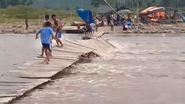 Reissende Fluten: Fluss zerstört Brücke zwischen Dörfern in Indonesien