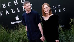 Julianne Moore mit ihrem Sohn Caleb Freundlich auf dem roten Teppich.