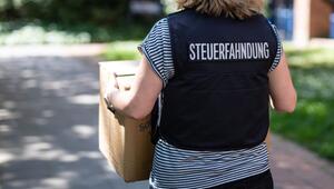 Eine Steuerfahnderin stellt Beweisunterlagen sicher