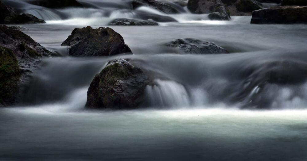 Felsen werden vom Wasser eines kleinen Gebirgsflusses umspült