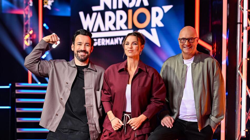 Die "Ninja Warrior Germany" Moderatoren Jan Köppen (l.), Laura Wontorra, Frank "Buschi" Buschmann.