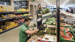 Symbolbild: Mitarbeiter beim Einräumen von Waren in einem Supermarkt