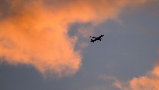 Flugzeug im Sonnenaufgang