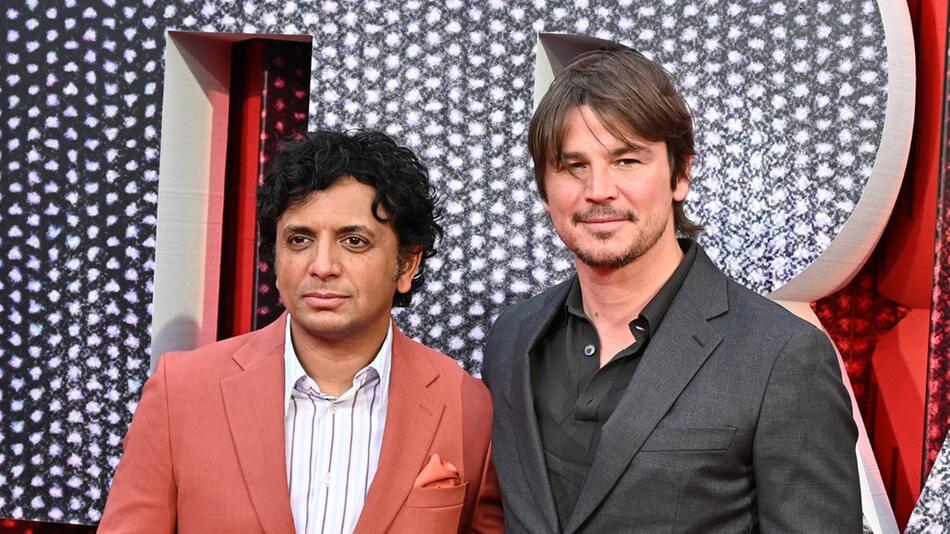 M. Night Shyamalan (l.) mit dem Star seines neuen Films, Josh Hartnett.