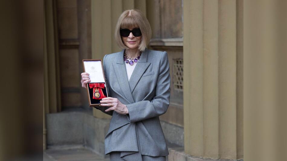 Anna Wintour am Dienstag mit ihrem Orden vor dem Buckingham Palast.