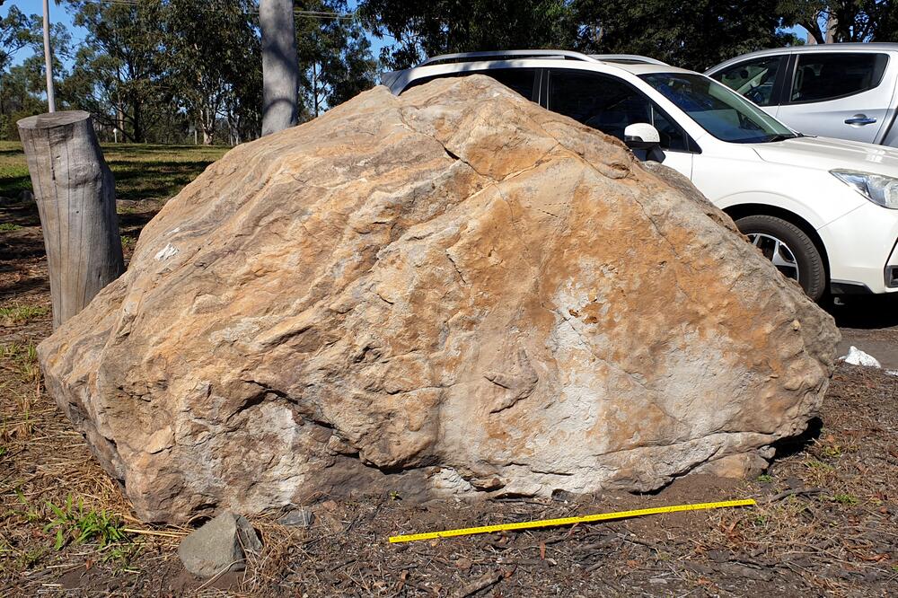 Fussspuren auf Felsen in australischer Schule