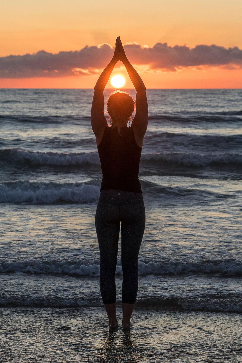 Yoga am Strand in Frankreich