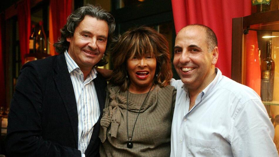 Tina Turner mit ihrem Ehemann Erwin Bach (li.) zu Besuch bei ihrem Kölner Lieblings-Italiener ...