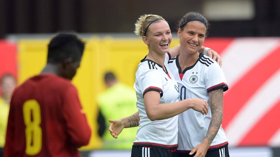 Alexandra Popp (L) und Dzsenifer Marozsan (R) beim Torjubel für Deutschland.