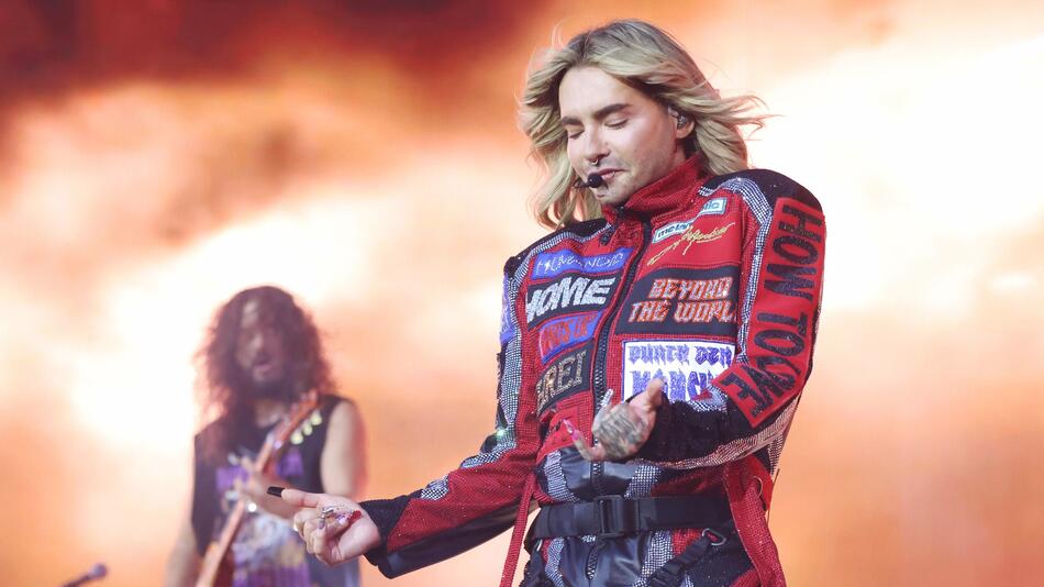 Tokio-Hotel-Sänger Bill Kaulitz steht auf der Bühne bei einem Konzert