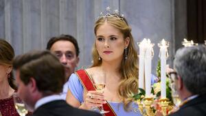 Kronprinzessin Amalia trägt das Hochzeitsdiadem von Máxima.