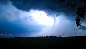 Blitz für Blitz: Gewitter enthüllt Trichterwolke über den Niederlanden