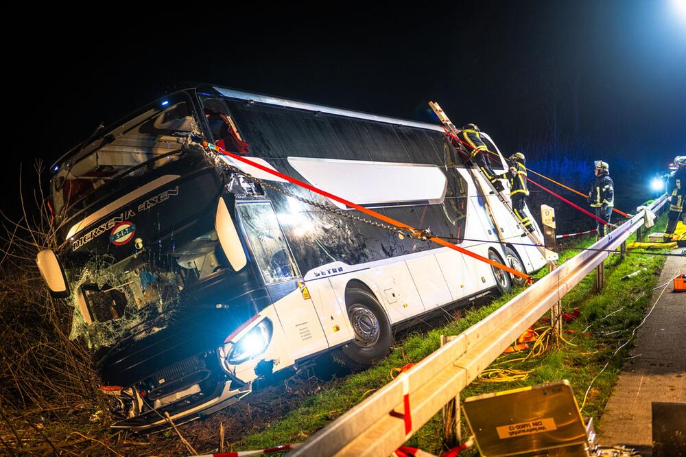 Reisebus auf A44 verunglückt