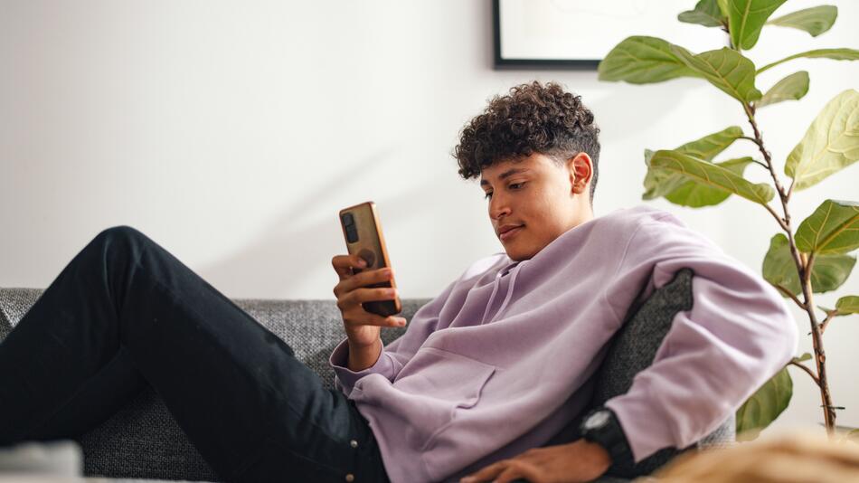 Junger Mann mit Smartphone