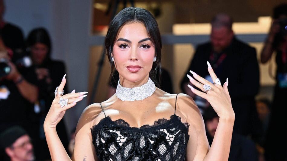 Hände in die Höhe: Georgina Rodriguez lenkte die Blicke auf ihre Finger.