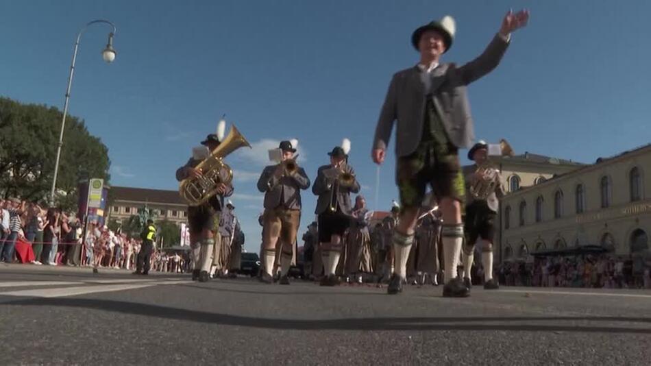 Trachten- und Schützenumzug: Oktoberfest-Fans bestaunen Outfits und Prachtwagen