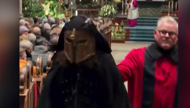 Kölner Dom maskierter Mann