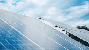 Photovoltaik-Anlage, die unter einem bewölkten Himmel in einem Aussenbereich installiert ist.