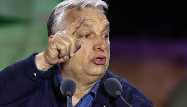 Foto von Ungarns Ministerpräsident Viktor Orbán mit mahnendem Zeigefinger 
