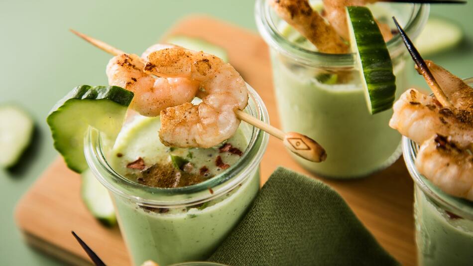 Kalte Gurkensuppe mit Garnelenspiessen