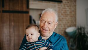 Opa mit Enkel im Arm