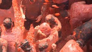 Sauerei bei "La Tomatina": Tausende Kilo Tomaten fliegen durch eine Stadt