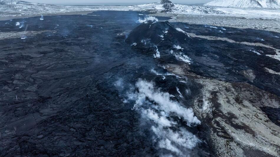 Ein Blick auf die dampfende Vulkanspalte auf der isländischen Halbinsel Reykjanes