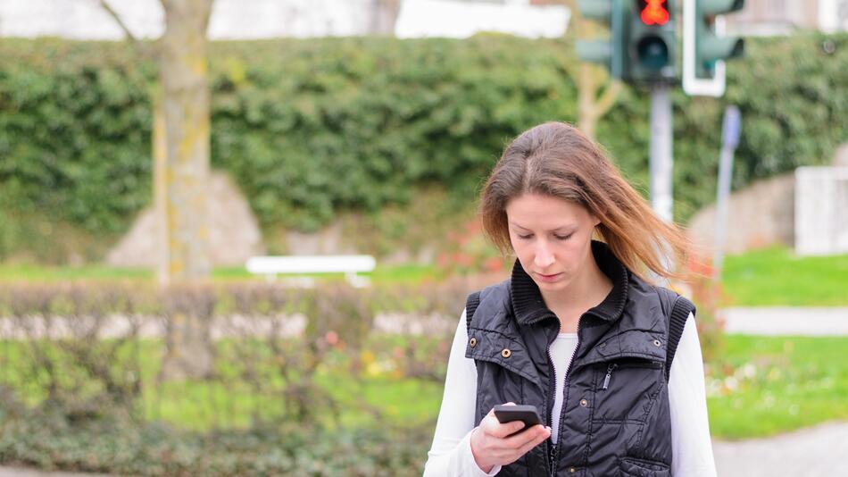 Fussgängerin überquert bei roter Ampel