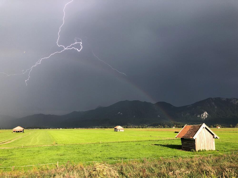 Blitz zuckt über den bayerischen Voralpen