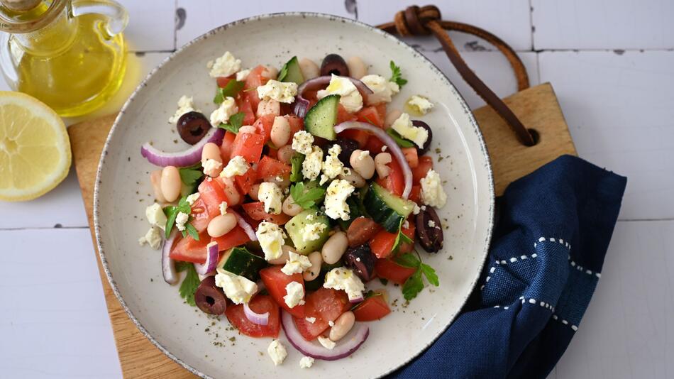 Griechischer Salat mit weissen Bohnen