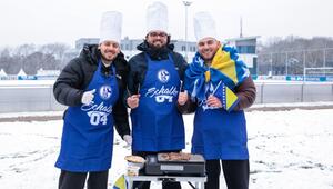 Dzeko probiert Ćevapčići von Fans