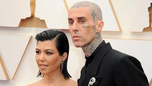 Kourtney Kardashian unterstützte ihren Ehemann Travis Barker im Krankenhaus.