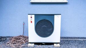 Eine Wärmepumpe vor einem Wohnhaus