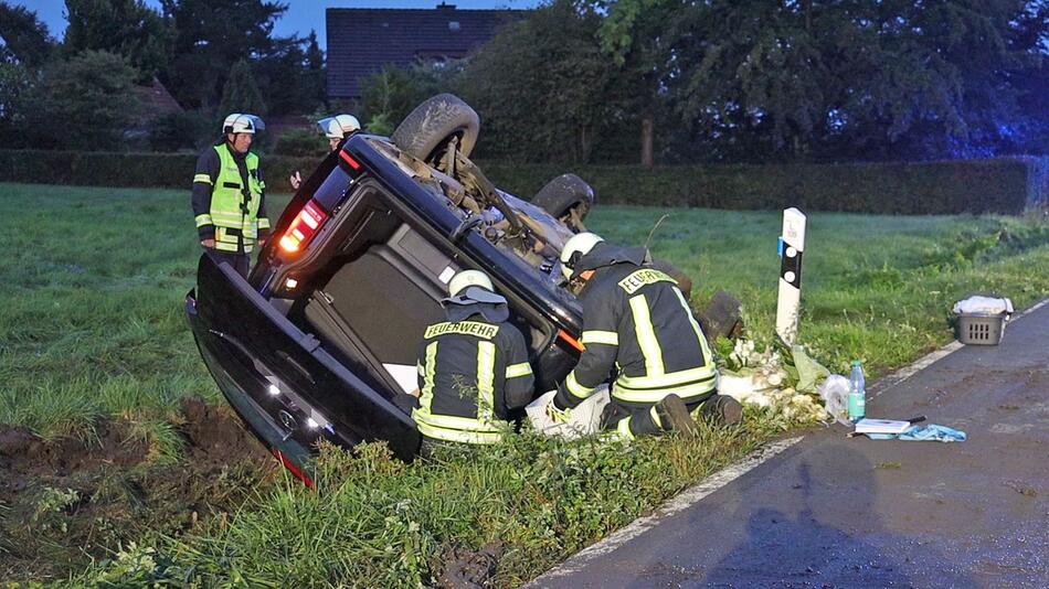 Hochzeitsgesellschaft verunglückt - sieben Menschen verletzt