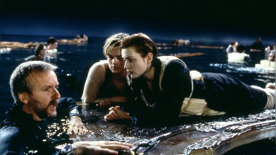 Regisseur James Cameron (l.), Leonardo DiCaprio und Kate Winslet am Set von "Titanic" mit der ...