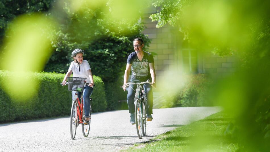 Ein Mann und eine Frau fahren Fahrrad
