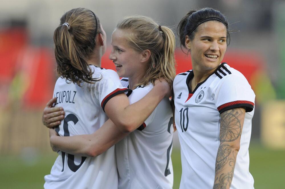 V.l.n.r.: Melanie Leupolz, Tabea Kemme und Dzsenifer Marozsan 2015 bei den DFB-Frauen.