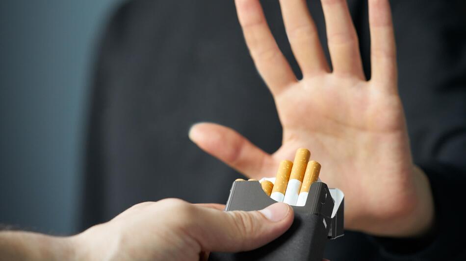 Hand, die eine angebotene Zigarette ablehnt