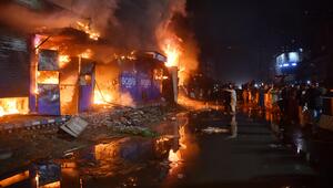 Einwohner und Rettungskräfte versammeln sich vor dem brennenden Gul Plaza in Karachi