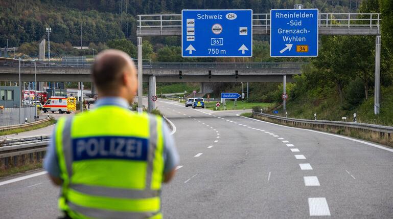 Polizei prüft Auto auf Sprengstoff