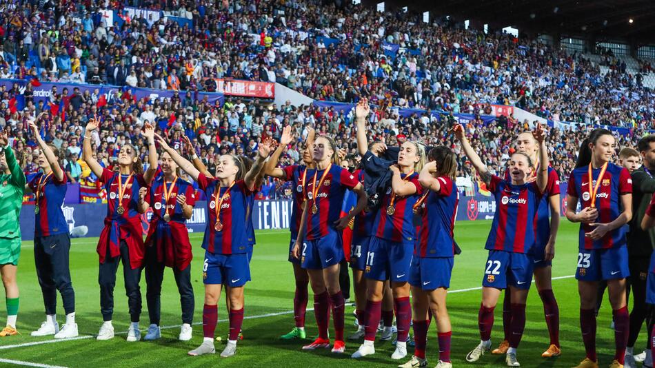 Die Spielerinnen des FC Barcelona feiern mit ihren Fans in Saragossa den Pokalsieg