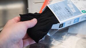 Frau nimmt eine Strumpfhose aus der Verpackung