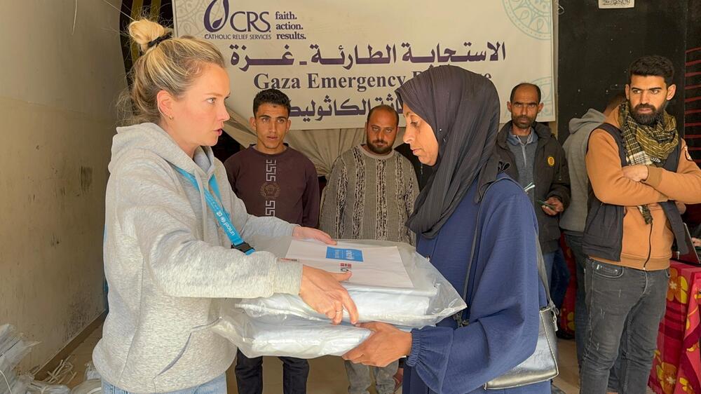 Rosalia Bollen verteilt Hilfsgüter im Gazastreifen
