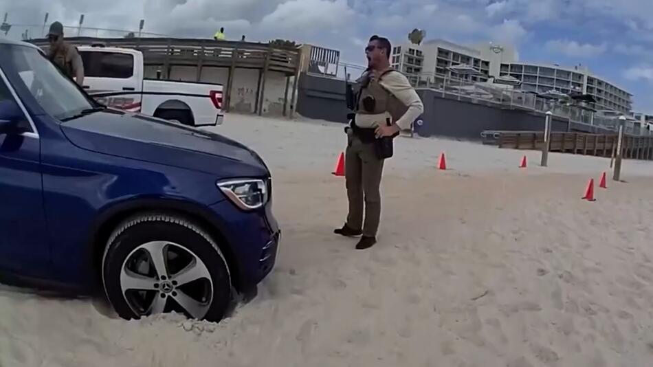 Kuriose Flucht in Florida: Mercedes bleibt im Sand liegen