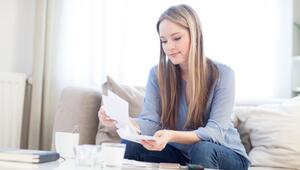 Frau liest einen Brief