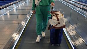 Frau im Jogginganzug am Flughafen