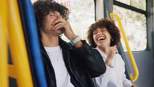 Pärchen lacht im Bus