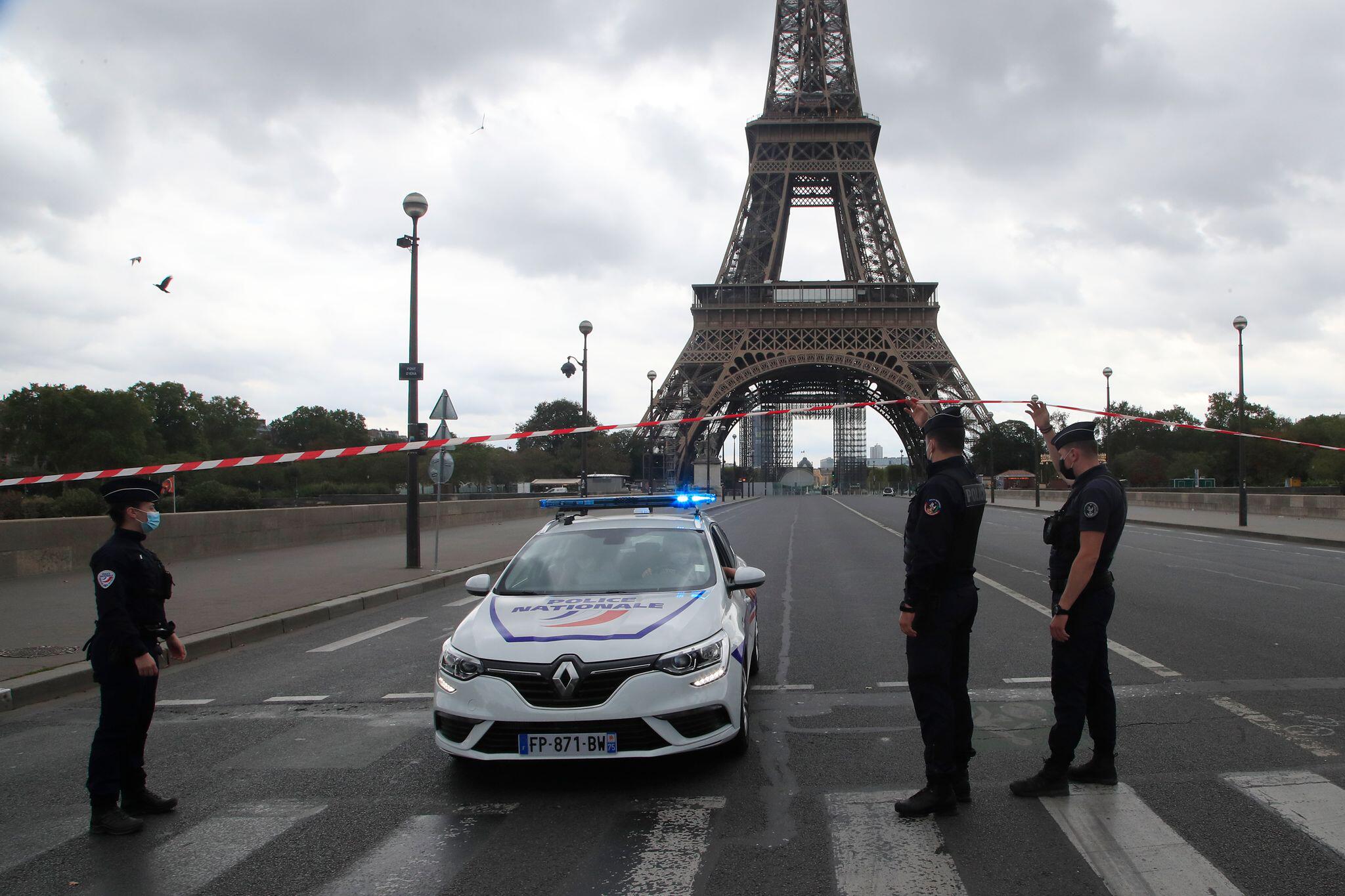 Париж 2020. Париж 2020 Эйфелева башня. Эйфелева башня полиция. Падение Эйфелевой башни. Полицейские около Эйфелевой башни.